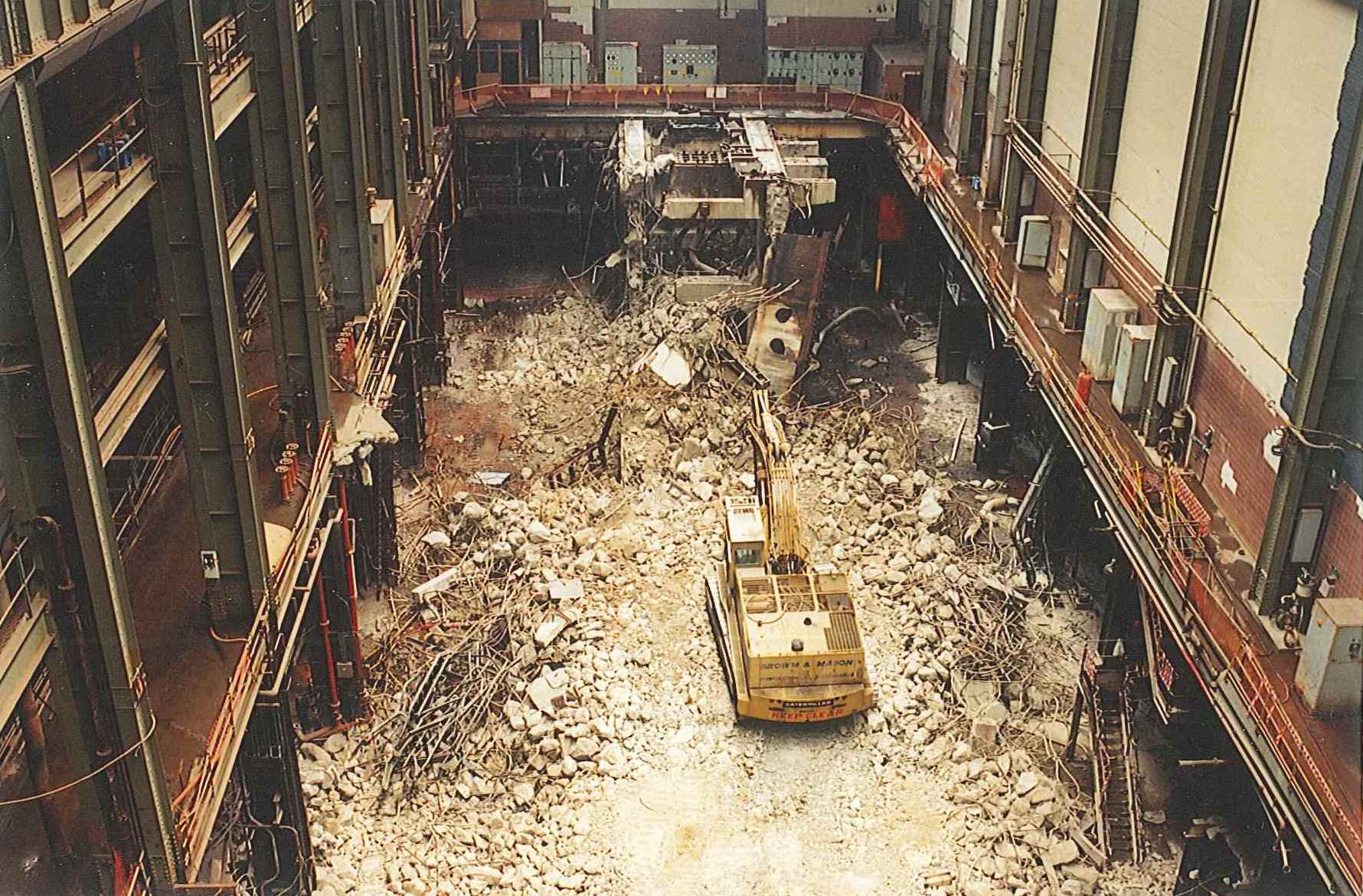 Bankside-Excavator-in-turbine-hall-Landscape