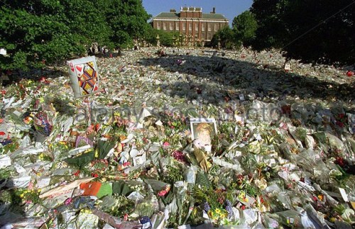 princess-diana-death-31-august-19997-the-flowers-outside-kensington-b4r5fx.jpg